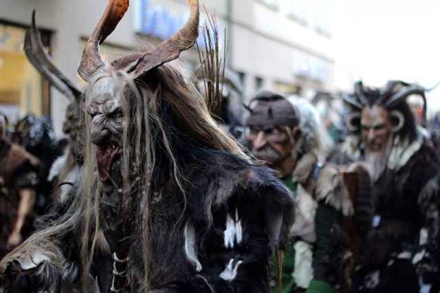 C&aacute;c thanh ni&ecirc;n h&oacute;a trang th&agrave;nh quỷ Krampus