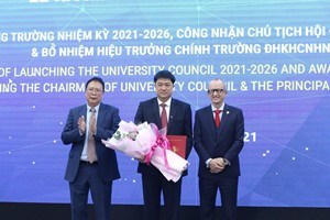 Gi&aacute;o sư, Viện sĩ Ch&acirc;u Văn Minh, Chủ tịch Viện H&agrave;n l&acirc;m KH&amp;CN Việt Nam trao quyết định c&ocirc;ng nhận Chủ tịch Hội đồng trường USTH nhiệm kỳ 2021-2026 cho GS.TS. Chu Ho&agrave;ng H&agrave; (ở giữa) v&agrave; quyết định bổ nhiệm Hiệu trưởng ch&iacute;nh USTH đối với GS. Jean-Marc Lavest (ngo&agrave;i c&ugrave;ng b&ecirc;n phải). Ảnh: VGP/Ho&agrave;ng Giang