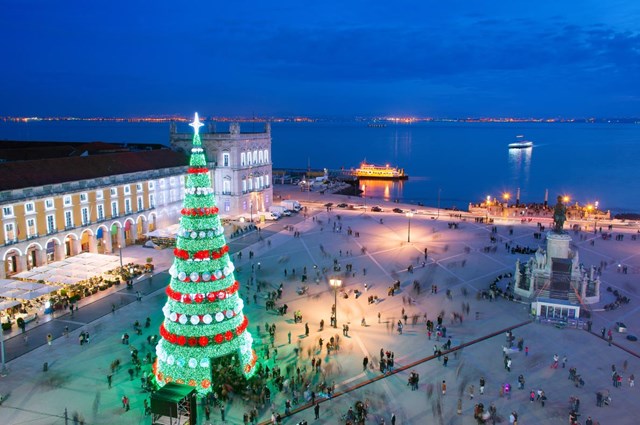 C&acirc;y th&ocirc;ng Gi&aacute;ng sinh nh&acirc;n tạo ở thủ đ&ocirc; Lisbon của Bồ Đ&agrave;o Nha được thắp s&aacute;ng bởi hệ thống đ&egrave;n LED. Đ&acirc;y l&agrave; c&acirc;y th&ocirc;ng lớn nhất ch&acirc;u &Acirc;u năm 2007 do Guiness c&ocirc;ng nhận với chiều cao kỷ lục l&ecirc;n đến 76m. H&agrave;ng ng&agrave;n ngọn đ&egrave;n lấp l&aacute;nh s&aacute;ng rực tr&ecirc;n một v&ugrave;ng trời rộng lớn khiến ai chi&ecirc;m ngưỡng cũng phải trầm trồ.