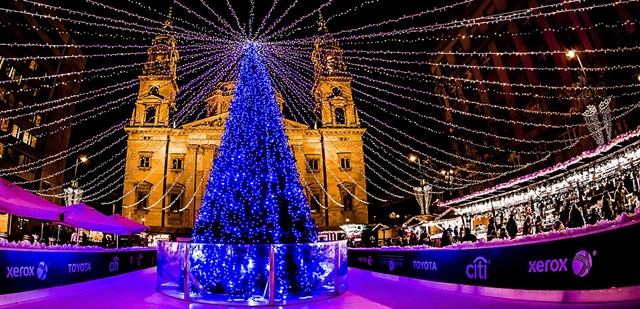 Th&agrave;nh phố Budapest l&agrave; một trong những điểm đến đẹp nhất Ch&acirc;u &Acirc;u trong dịp Gi&aacute;ng sinh. C&acirc;y th&ocirc;ng Noel tr&aacute;ng lệ trước t&ograve;a nh&agrave; Quốc hội l&agrave; điểm khởi đầu ho&agrave;n hảo cho chuyến dạo chơi quanh Budapest v&agrave; kh&aacute;m ph&aacute; vẻ đẹp huyền b&iacute; của thủ đ&ocirc; Hungary.