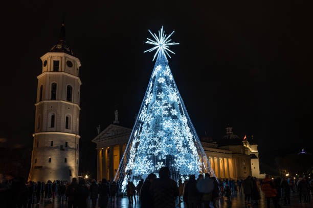 Thủ đ&ocirc; Vilnius của Lithuania l&agrave; địa điểm của những c&acirc;y th&ocirc;ng độc đ&aacute;o nhất trời &Acirc;u. Mỗi năm c&acirc;y th&ocirc;ng Noel sẽ được trang tr&iacute; theo từng chủ đề kh&aacute;c nhau. Chủ đề năm nay lấy cảm hứng từ m&ugrave;a đ&ocirc;ng lạnh nhất v&agrave;o năm ngo&aacute;i khi băng tuyết bao tr&ugrave;m trắng x&oacute;a cả th&agrave;nh phố. C&acirc;y th&ocirc;ng cao 27m được trang tr&iacute; bằng 96 h&igrave;nh b&ocirc;ng tuyết khổng lồ lấp l&aacute;nh c&ugrave;ng 2.000m d&acirc;y đ&egrave;n tạo n&ecirc;n một t&aacute;c phẩm ki&ecirc;u sa tr&ecirc;n Quảng trường Cathedral.