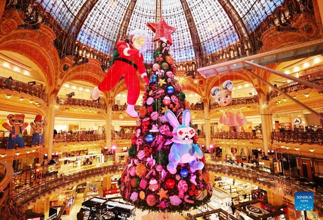 Trong dịp Gi&aacute;ng sinh, c&aacute;c cửa h&agrave;ng ở th&agrave;nh phố Paris lu&ocirc;n được trang ho&agrave;ng lộng lẫy để ch&agrave;o đ&oacute;n m&ugrave;a lễ hội cuối năm. C&acirc;y th&ocirc;ng Noel đặt tại cửa h&agrave;ng b&aacute;ch h&oacute;a ở Galeries Lafayette ở Paris, Ph&aacute;p g&acirc;y ấn tượng bởi c&aacute;ch trang tr&iacute; độc đ&aacute;o với m&ocirc; h&igrave;nh đồ chơi khổng lồ lơ lửng giữa kh&ocirc;ng trung.