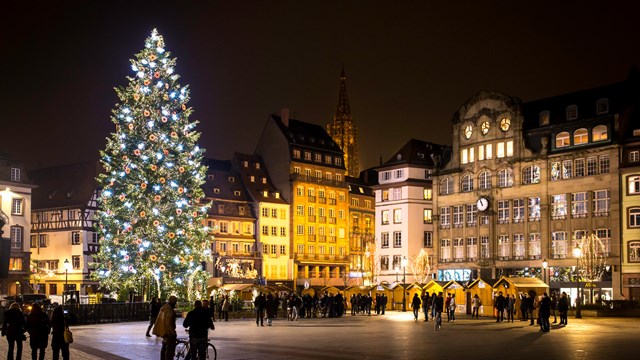 C&acirc;y th&ocirc;ng Noel ở th&agrave;nh phố Strasbourg, Ph&aacute;p l&agrave; một trong những c&acirc;y th&ocirc;ng Noel lớn nhất ở ch&acirc;u &Acirc;u. B&ecirc;n cạnh đ&oacute;, khu chợ Gi&aacute;ng Sinh với h&agrave;ng ng&agrave;n ngọn đ&egrave;n lung linh về đ&ecirc;m cũng g&oacute;p phần tạo n&ecirc;n sự lộng lẫy cho th&agrave;nh phố trong dịp lễ cuối năm.