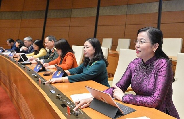 Đại biểu Quốc hội ấn n&uacute;t th&ocirc;ng qua luật tại kỳ họp thứ 10, Quốc hội kh&oacute;a 14. Ảnh:&nbsp;Trung t&acirc;m b&aacute;o ch&iacute; Quốc hội
