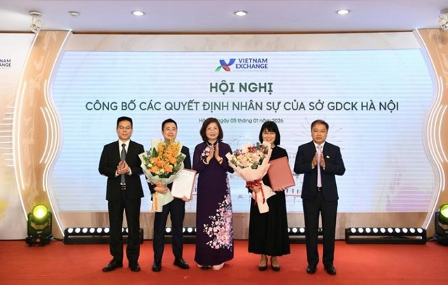 L&atilde;nh đạo Ủy ban Chứng kho&aacute;n Nh&agrave; nước v&agrave; VNX ch&uacute;c mừng b&agrave; Vũ Th&uacute;y Ng&agrave; v&agrave; &ocirc;ng Khương Xu&acirc;n Thảo. Ảnh: HNX.