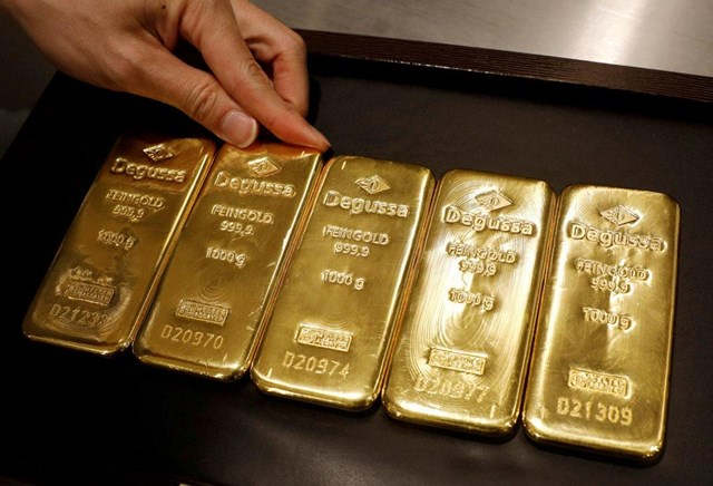 Hiện mỗi ounce v&agrave;ng thế giới ni&ecirc;m yết tr&ecirc;n s&agrave;n Hong Kong giao dịch tại 1.638 USD, giảm 11 USD so với gi&aacute; c&ugrave;ng thời điểm s&aacute;ng qua.