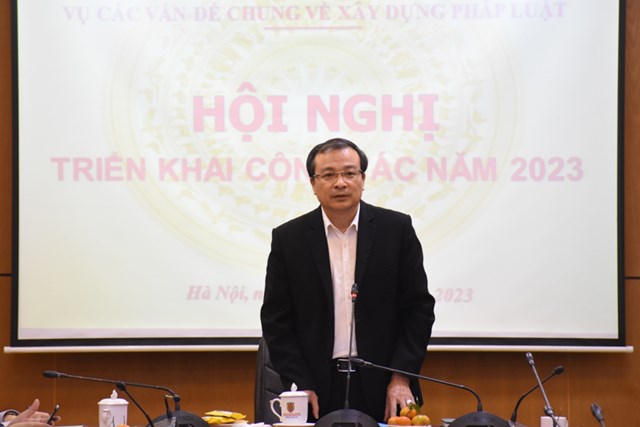 Vụ trưởng Vụ C&aacute;c vấn đề chung về x&acirc;y dựng ph&aacute;p luật Nguyễn Hồng Tuyến chủ tr&igrave; Hội nghị.
