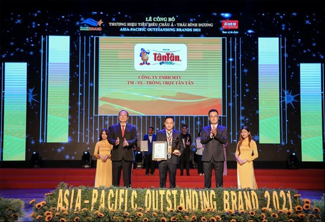 &Ocirc;ng Nguyễn Minh Thiện Tấn - Gi&aacute;m đốc Marketing, C&ocirc;ng ty TNHH MTV TM - SX - Trồng trọt T&acirc;n T&acirc;n l&ecirc;n nhận giải thưởng.