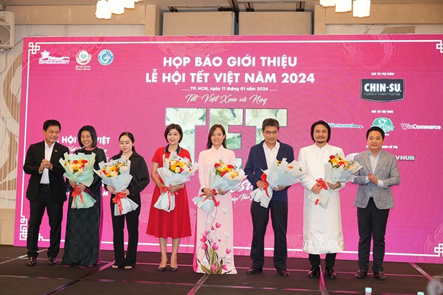 Ban tổ chức Lễ hội Tết Việt tặng hoa cho c&aacute;c Nh&agrave; t&agrave;i trợ
