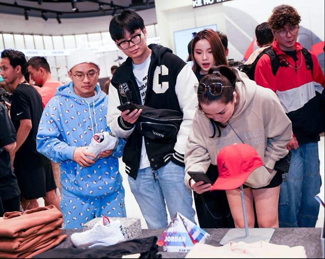 Kh&aacute;ch h&agrave;ng h&agrave;o hứng trải nghiệm c&ocirc;ng nghệ AR khi tham quan kh&ocirc;ng gian cửa h&agrave;ng Nike Hồ T&acirc;y.