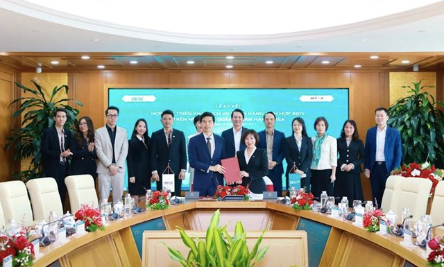 &Ocirc;ng L&ecirc; Hồng Quang &ndash; Tổng Gi&aacute;m đốc MISA v&agrave; b&agrave; Đỗ Thị Thanh Huyền &ndash; Gi&aacute;m đốc Ban Ch&iacute;nh s&aacute;ch sản phẩm B&aacute;n bu&ocirc;n, đại diện BIDV k&yacute; kết thỏa thuận hợp t&aacute;c.&nbsp; &nbsp;