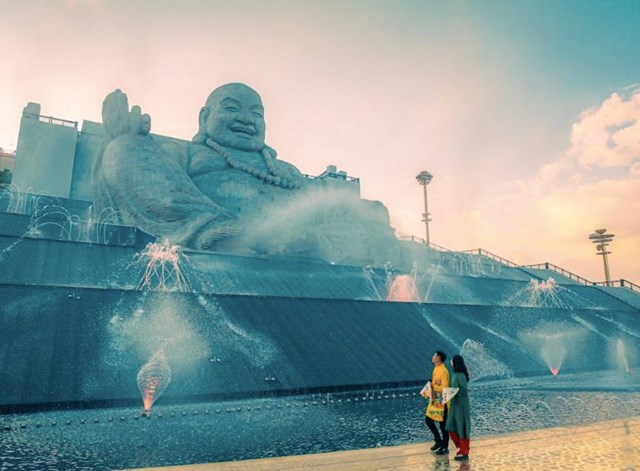 T&ocirc;n tượng Bồ T&aacute;t Di Lặc. Ảnh: Sun World Ba Đen Mountain &nbsp;