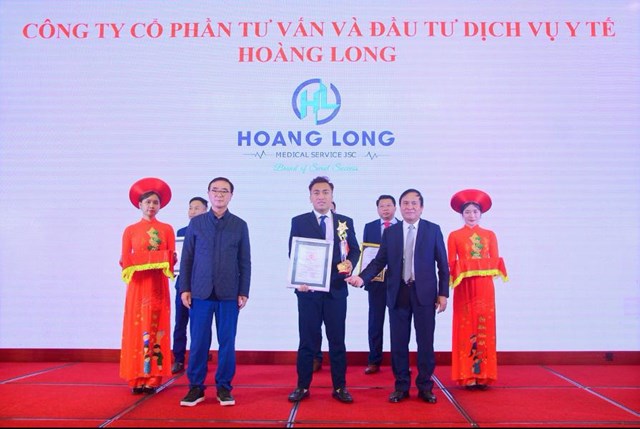 &Ocirc;ng V&otilde; Th&agrave;nh Trung &ndash; CEO c&ocirc;ng ty Ho&agrave;ng Long nhận thưởng &nbsp;
