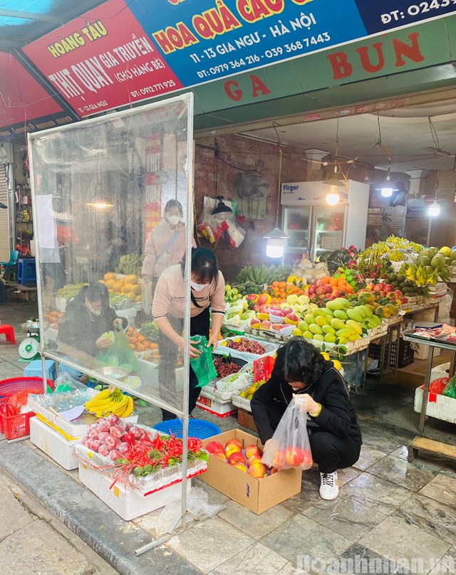 Những ng&agrave;y n&agrave;y, c&aacute;c mặt h&agrave;ng phục vụ Tết như hoa quả, b&aacute;nh kẹo, hoa.... cũng bắt đầu tăng gi&aacute; khoảng 10 - 15% so với ng&agrave;y thường.