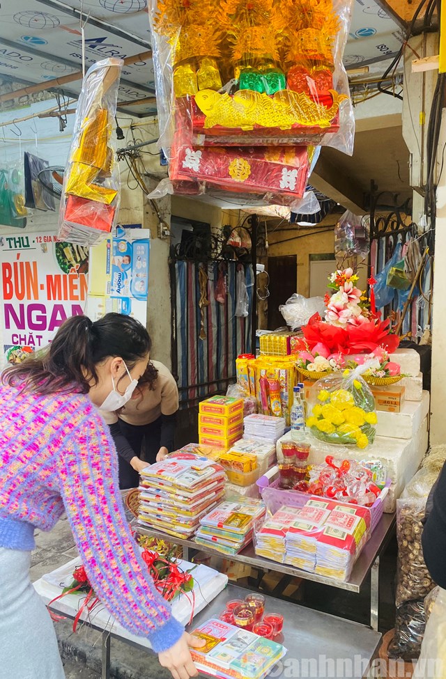 Người ti&ecirc;u d&ugrave;ng lựa chọn c&aacute;c bộ đồ m&atilde; gồm: mũ, quần &aacute;o, gi&agrave;y... với gi&aacute; từ 50.000 - 110.000 đồng/bộ, loại to đẹp c&oacute; thể l&ecirc;n tới 200.00 đồng/bộ.&nbsp;
