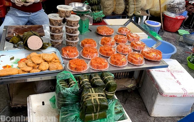 B&aacute;nh chưng c&oacute; gi&aacute; 70.000 - 90.000 đồng/chiếc, hộp thịt đ&ocirc;ng l&agrave; 90.000 đồng/hộp.