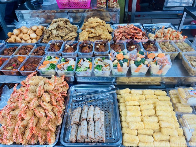 Chị Huyền, chủ một cửa h&agrave;ng b&aacute;n đồ ăn sẵn tr&ecirc;n phố H&agrave;ng B&egrave; cho biết, d&ugrave; đ&atilde; s&aacute;t ng&agrave;y Tết &ocirc;ng T&aacute;o nhưng&nbsp;sức mua năm nay của người ti&ecirc;u d&ugrave;ng k&eacute;m hơn năm ngo&aacute;i. Kh&ocirc;ng kh&iacute; mua sắm tại chợ kh&aacute; trầm lắng, tiểu thương mong h&ocirc;m tới thị trường nhộn nhịp hơn.&nbsp;