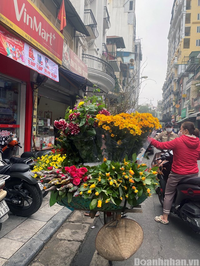 Thị trường đồ lễ c&#250;ng &#244;ng C&#244;ng &#244;ng T&#225;o: Gi&#225; nhỉnh hơn năm ngo&#225;i, g&#224; ngậm hoa hồng vẫn &quot;đắt kh&#225;ch&quot; nhất - Ảnh 1