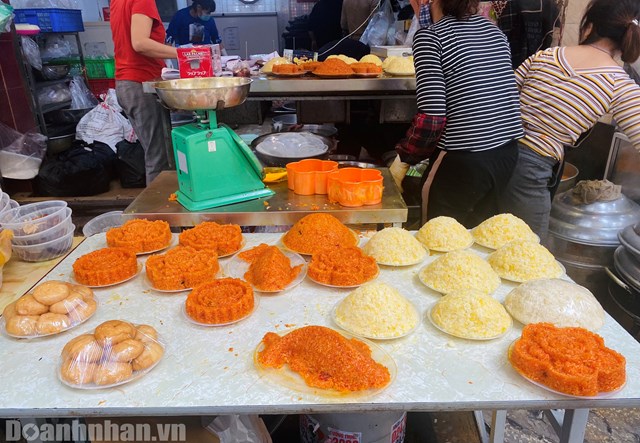 X&ocirc;i gấc, x&ocirc;i v&ograve; cũng l&agrave; mặt h&agrave;ng b&aacute;n chạy. X&ocirc;i gấc loại to c&oacute; gi&aacute; 50.000 đồng/đĩa, đĩa nhỏ l&agrave; 30.000 đồng/đĩa.&nbsp;