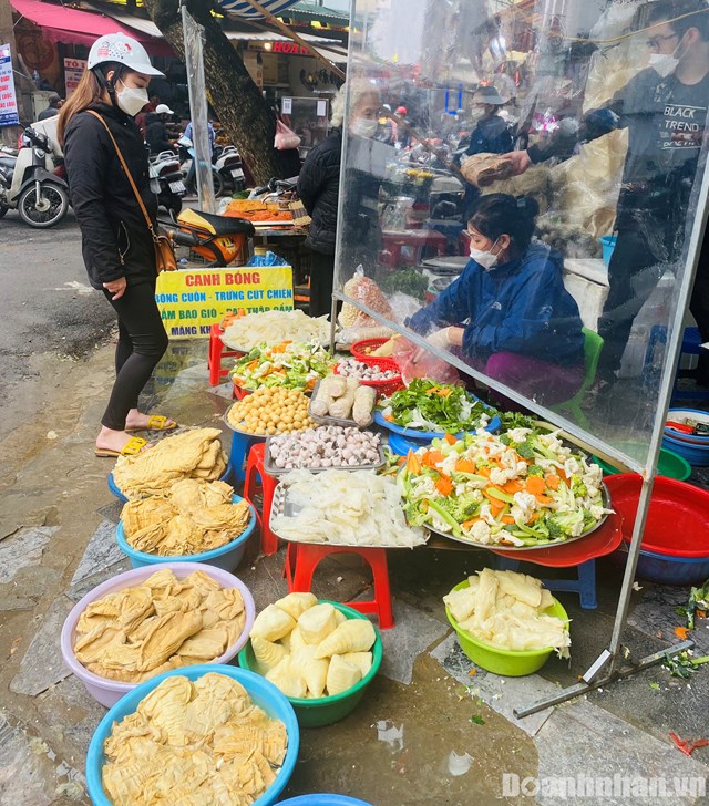 Nhiều m&oacute;n ăn được chế biến sẵn cũng được b&agrave;y b&aacute;n bắt mắt, hấp dẫn người ti&ecirc;u d&ugrave;ng.
