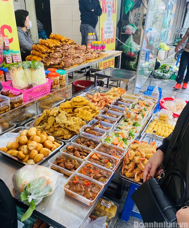 Những m&oacute;n ăn chế biến sẵn như thịt b&ograve; sốt ti&ecirc;u đen, t&ocirc;m tẩm bột chi&ecirc;n, c&aacute; chi&ecirc;n, nem hải sản... cũng l&agrave; mặt h&agrave;ng được nhiều người ti&ecirc;u d&ugrave;ng lựa chọn cho m&acirc;m c&uacute;ng &ocirc;ng T&aacute;o.&nbsp;