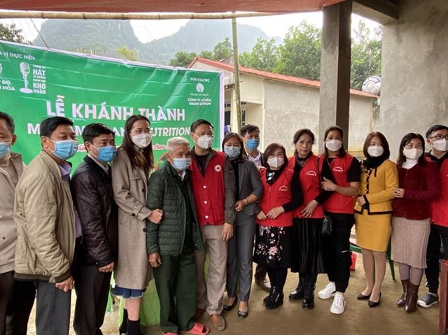 Đại diện c&aacute;c đơn vị tham dự lễ kh&aacute;nh th&agrave;nh v&agrave; b&agrave;n giao nh&agrave; ở cho gia đ&igrave;nh &ocirc;ng Lạc