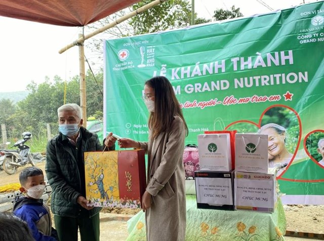 Đại diện đơn vị t&agrave;i trợ - C&ocirc;ng ty cổ phần Grand Nutrition tặng qu&agrave; Tết cho hộ gia đ&igrave;nh