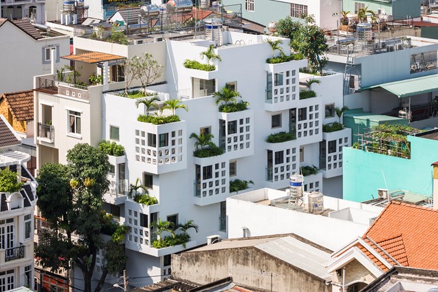 Nằm trong một con phố nhỏ, đ&ocirc;ng d&acirc;n cư ở TP HCM, ng&ocirc;i nh&agrave; m&agrave;u trắng với h&agrave;ng loạt &ocirc; vu&ocirc;ng nhỏ chạy khắp mặt tiền nh&agrave; đem lại ấn tượng mạnh cho người nh&igrave;n. &nbsp;