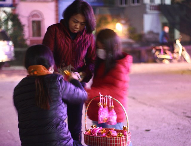 Mọi người thường mua, tặng nhau g&oacute;i muối tinh tu&yacute; v&agrave;o ng&agrave;y đầu năm như lời cầu ch&uacute;c cả năm đều gắn kết, mặn nồng.