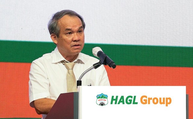 &Ocirc;ng Đức l&agrave; &ocirc;ng bầu trong l&agrave;ng b&oacute;ng đ&aacute; v&agrave; l&agrave; doanh nh&acirc;n th&agrave;nh đạt c&ugrave;ng thương hiệu Ho&agrave;ng Anh Gia Lai.&nbsp;