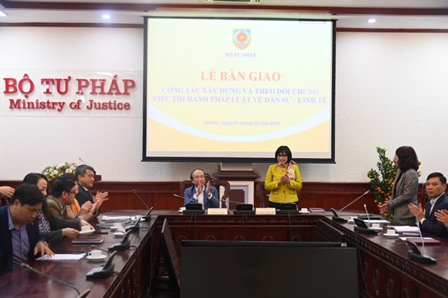 Lễ b&#224;n giao c&#244;ng t&#225;c x&#226;y dựng v&#224; theo d&#245;i chung việc thi h&#224;nh ph&#225;p luật d&#226;n sự - kinh tế - Ảnh 1