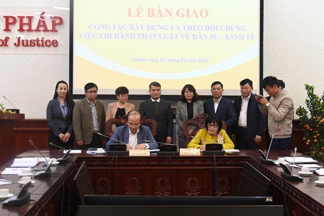 Lễ b&#224;n giao c&#244;ng t&#225;c x&#226;y dựng v&#224; theo d&#245;i chung việc thi h&#224;nh ph&#225;p luật d&#226;n sự - kinh tế - Ảnh 3