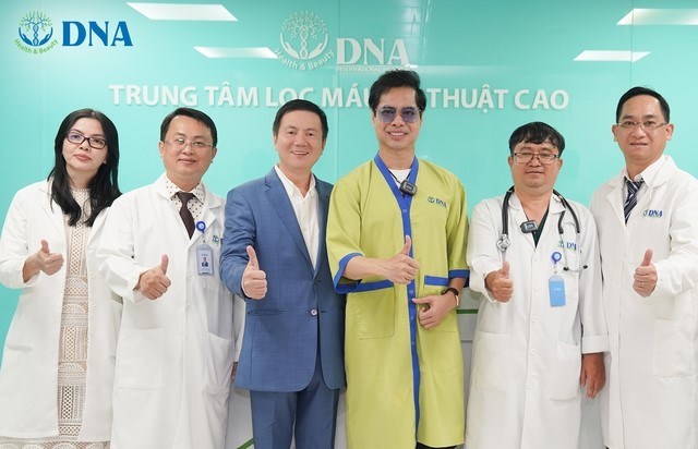 Ca sĩ Ngọc Sơn c&ugrave;ng c&aacute;c b&aacute;c sĩ Bệnh viện DNA