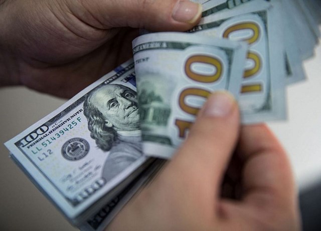 Đồng USD, đồng tiền dự trữ quan trọng của thế giới, được sử dụng để giao dịch h&agrave;ng h&oacute;a giữa c&aacute;c quốc gia.
