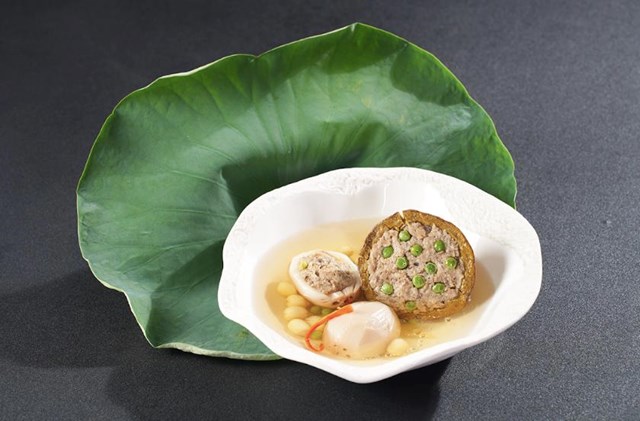 M&oacute;n thứ hai của chef Long Kha l&agrave; m&oacute;n canh li&ecirc;n hoa