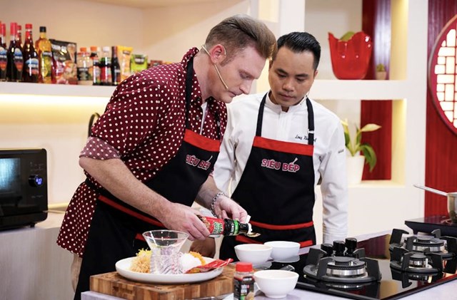 Chef Long Kha c&ugrave;ng&nbsp;ca sĩ n&ecirc;n Kyo York v&agrave;o bếp thực hiện 2 m&oacute;n chay&nbsp;c&oacute; t&ecirc;n gỏi ph&aacute;t t&agrave;i v&agrave; canh li&ecirc;n hoa.&nbsp;