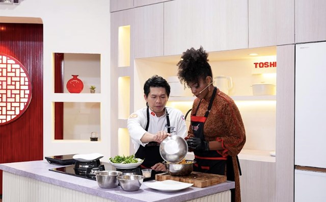 Người mẫu Huỳnh Ti&ecirc;n v&agrave; Chef Ch&aacute;nh Th&acirc;n
