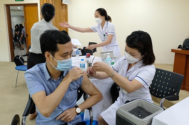 Tăng phụ cấp ưu đ&#227;i theo nghề đối với vi&#234;n chức y tế dự ph&#242;ng, y tế cơ sở - Ảnh 1