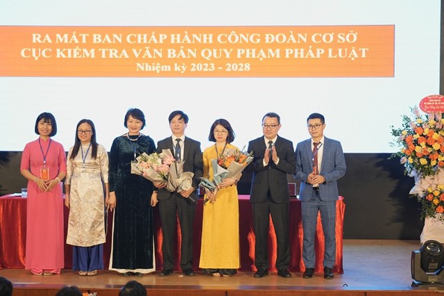 Ra mắt&nbsp;Ban Chấp h&agrave;nh C&ocirc;ng đo&agrave;n Cục Kiểm tra VBQPPL nhiệm kỳ 2023-2028