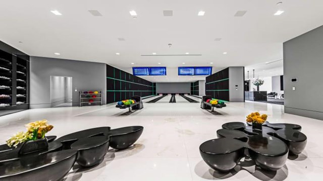 S&agrave;n chơi bowling trong dinh thự.