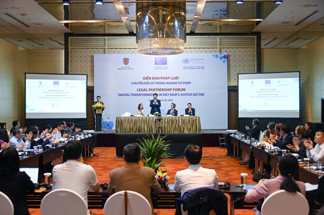 To&agrave;n cảnh diễn đ&agrave;n
