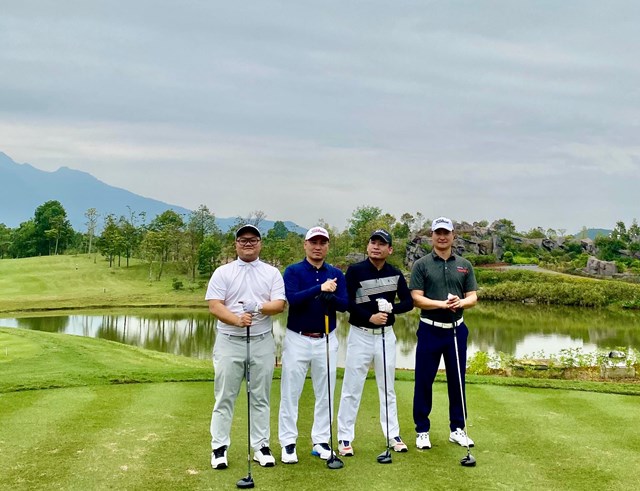 Golf l&agrave; m&ocirc;n thể thao y&ecirc;u th&iacute;ch của Tuấn. Qua Golf, Tuấn học được sự ki&ecirc;n tr&igrave;, kh&eacute;o l&eacute;o, tinh tế, ph&aacute;n đo&aacute;n nhanh nhạy để &aacute;p dụng trong c&ocirc;ng việc.