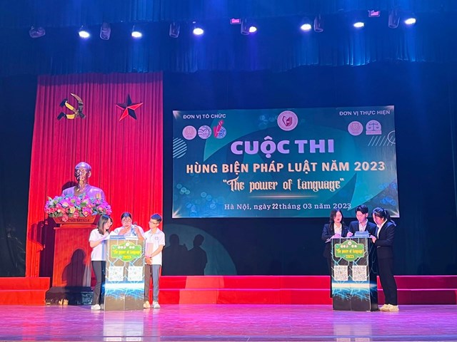 Qua từng v&ograve;ng thi H&ugrave;ng biện v&agrave; Đối đầu, c&aacute;c th&iacute; sinh trong từng đội đ&atilde; thể hiện những thế mạnh v&agrave; quan điểm ri&ecirc;ng của đội m&igrave;nh. Ảnh: Việt Hưng