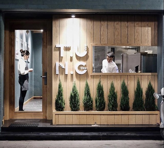 Nằm gần trung t&acirc;m H&agrave; Nội, c&aacute;ch Nh&agrave; h&aacute;t lớn v&agrave;i bước ch&acirc;n, T.U.N.G Dining l&agrave; một nh&agrave; h&agrave;ng nhỏ, ấm c&uacute;ng với 33 chỗ ngồi.