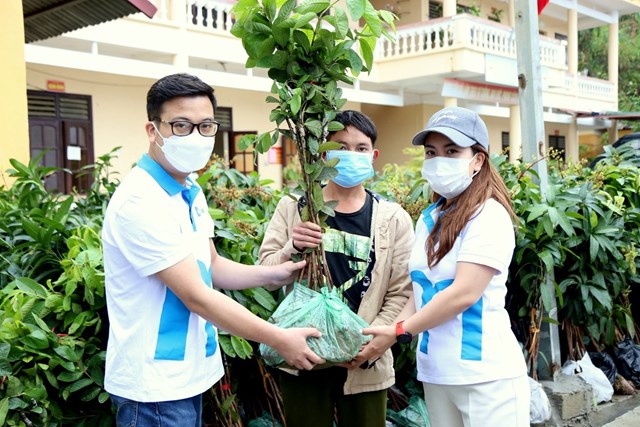 Mcredit trao tặng hơn 10.000 c&#226;y giống cho đồng b&#224;o bi&#234;n giới H&#224; Giang - Ảnh 4