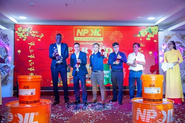 CEO Phan Thảo c&ugrave;ng đối t&aacute;c nước ngo&agrave;i v&agrave; nh&agrave; ph&acirc;n phối tr&ecirc;n to&agrave;n quốc.