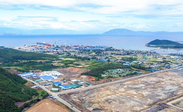 Sau khi th&ocirc;ng tin quy hoạch th&agrave;nh lập khu kinh tế V&acirc;n Ph&ograve;ng, đất ở huyện Vạn Ninh v&agrave; thị x&atilde; Ninh H&ograve;a tăng h&agrave;ng chục lần. Trong ảnh l&agrave; một g&oacute;c khu nam V&acirc;n Phong. Ảnh:&nbsp;An B&igrave;nh.