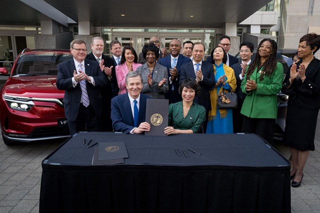 Thống đốc North Carolina, &ocirc;ng Roy Cooper (tr&aacute;i) v&agrave; Ph&oacute; Chủ tịch Tập đo&agrave;n Vingroup ki&ecirc;m Tổng gi&aacute;m đốc VinFast to&agrave;n cầu L&ecirc; Thị Thu Thuỷ k&yacute; kết hợp t&aacute;c ng&agrave;y 29/3.