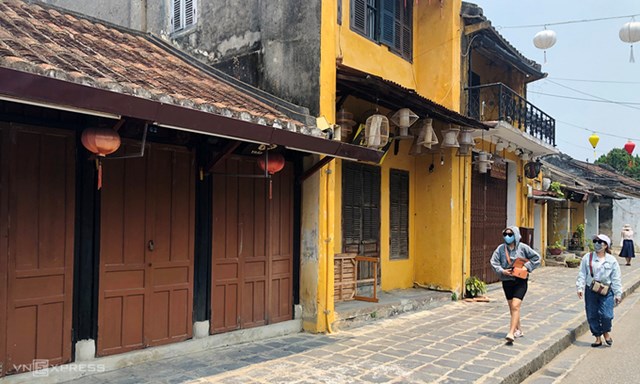 Một d&atilde;y c&aacute;c h&agrave;ng qu&aacute;n đ&oacute;ng cửa tr&ecirc;n đường Trần Ph&uacute;, Hội An cuối th&aacute;ng 3/2021. Ảnh:&nbsp;Anh T&uacute;.
