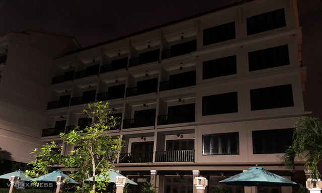 Một kh&aacute;ch sạn ở Phan Đ&igrave;nh Ph&ugrave;ng, Hội An kh&ocirc;ng c&oacute; một ph&ograve;ng n&agrave;o s&aacute;ng đ&egrave;n tối Chủ nhật. Ảnh:&nbsp;Anh T&uacute;
